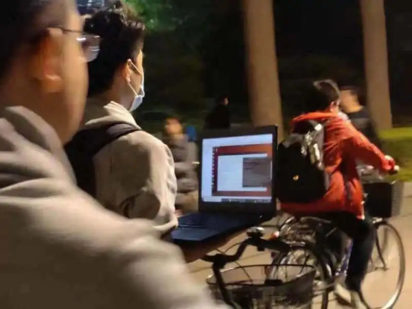 清华学生边骑车边用电脑
